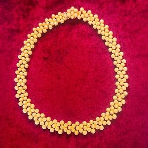 Necklace/ choker in gold tone.